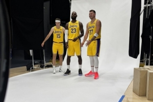 詹姆斯：我肯定會(huì)和里夫斯 雷迪克打高爾夫 是否發(fā)布出來(lái)待定