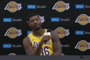 斯瑪特：我不在意首發(fā)與否 不用再費(fèi)勁防守詹姆斯感覺很棒