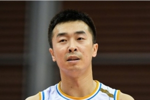 楊毅：王驍輝帶首鋼青年隊(duì)輸了氣得夠嗆 在場(chǎng)邊摔戰(zhàn)術(shù)板