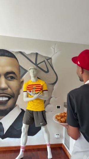 ??亞馬爾父親家里有個兒子慶祝的模型，親了一口說“爸爸愛你”