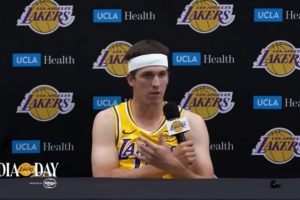 里夫斯：詹姆斯是房間里最像大孩子的人 他可能會再打個10年！