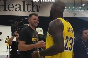 新的賽季！湖人官推曬詹姆斯和東契奇媒體日擁抱問好