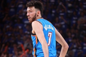 將總冠軍獎(jiǎng)杯帶回家鄉(xiāng)？切特：想讓孩子看到希望 這是有可能的