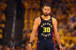 阿里納斯：庫里被迫一人一城 他若換隊(duì)他的歷史地位會受影響