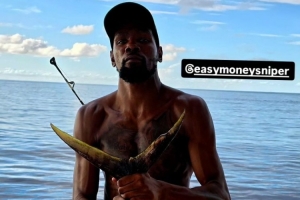 亞當(dāng)斯：釣到那條大金槍魚時(shí)我感覺像奪冠了 而杜蘭特卻面無表情