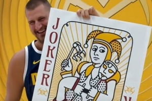 整活達(dá)人！新賽季自己從小王變大王 約基奇定妝照耍“大牌”