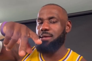 詹姆斯自拍向球迷問好：我想你們了 這賽季會很精彩 期待見到你們