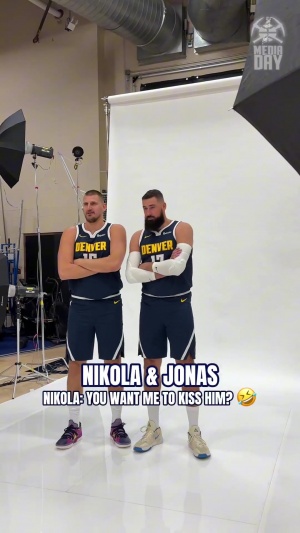 暗生情愫？約基奇靠著瓦蘭肩膀合照：要我親他嗎？然后嬌羞捂臉