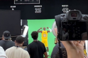 萬眾矚目！詹姆斯媒體日在綠幕前拍攝特效畫面