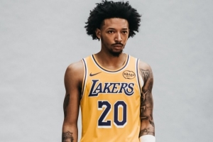 這才簽約12個(gè)小時(shí)！小尼克-史密斯曬身穿湖人新球衣定妝照