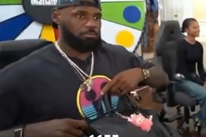 火遍全球！詹姆斯今日直播期間展示自己LV包上的Labubu掛件