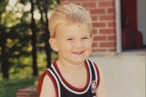 湖人全隊(duì)猜兒時(shí)照片 詹姆斯表示猜不中 東契奇一把猜中里夫斯