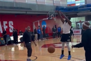 恢復(fù)相當(dāng)好！歐文在球隊訓(xùn)練中練習(xí)后撤步投籃 動作相當(dāng)絲滑