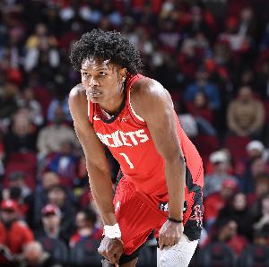 賈巴里：阿門現(xiàn)在投籃很自信也非常流暢 尤其是擋拆后的中距離