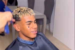 大戰(zhàn)在即！歐冠對(duì)陣巴黎賽前，亞馬爾理發(fā)