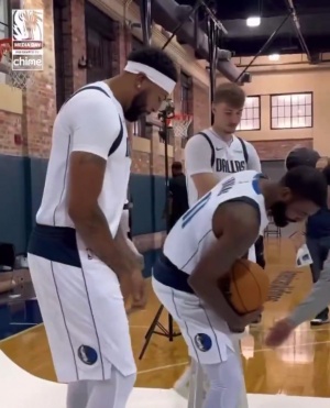 老弟有點拘束！三狀元拍攝定妝照 濃眉&歐文打鬧 弗拉格面無表情