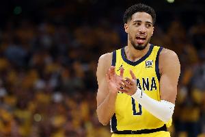 感同身受！哈利為狂熱球員凱爾希祈福 前者上賽季總決賽G7也傷退