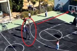 詹姆斯要求好友配音模仿比賽最后時(shí)刻緊張氛圍 自己連續(xù)三投不中