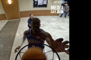 誰童年第一扣不是扣小籃筐？雷霆全隊(duì)玩小籃筐 卡魯索帶頭一頓玩