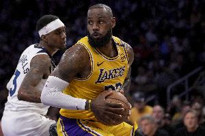 詹姆斯已經(jīng)從左膝傷勢中完全康復(fù) 但湖人不打算讓他多打季前賽