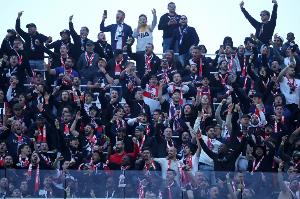 法媒：巴黎球迷大巴半夜在高速上拋錨，80人被困數(shù)小時(shí)