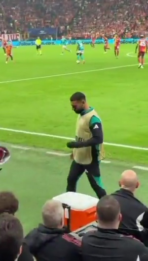 歡迎來到地獄！加拉塔薩雷爆發(fā)巨大噓聲，薩拉赫抵擋不住捂耳朵