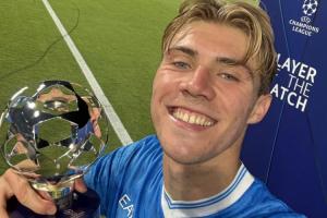 沒想到吧~霍伊倫生涯8場歐冠進(jìn)7球，此前在曼聯(lián)時歐冠6場5球