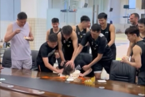 殘暴??杜鋒曬球隊(duì)給助教巴斯蒂安-卡多特過(guò)生日視頻