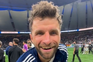 ??穆勒達(dá)成職業(yè)生涯300球里程碑，賽后獲贈紀(jì)念蛋糕