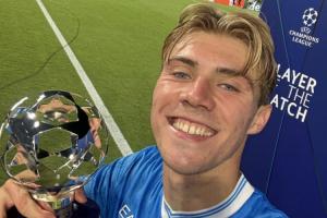 是真的開心??霍伊倫和歐冠最佳獎杯自拍，笑容燦爛簡直爆表