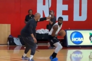 加速恢復(fù)中！歐文現(xiàn)身溫哥華訓(xùn)練營 沉浸式感受近期投籃訓(xùn)練