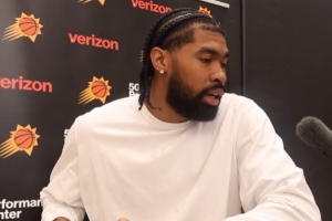 理查茲：教練要求大個(gè)在擋拆防守中要上提 給持球人更大的壓力