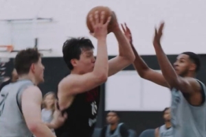 太硬了！開拓者官推爆贊 楊瀚森轉(zhuǎn)身突破強(qiáng)硬上籃！