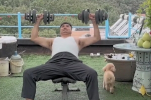 劉玉棟曬視頻做力量訓練：國慶大家樂我鍛煉我快樂加油中國