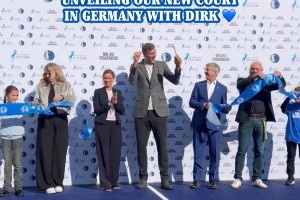 球場(chǎng)真好看！獨(dú)行俠官方攜手諾維茨基在其家鄉(xiāng)揭幕第4座翻新球場(chǎng)