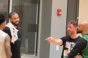 新發(fā)型亮眼！塔圖姆現(xiàn)身訓(xùn)練場(chǎng) 與懷特&新援安芬尼-西蒙斯聊天