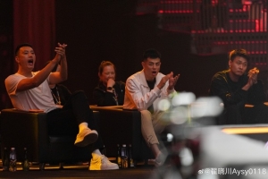 翟曉川與趙睿、方碩一起觀看王楚欽的比賽：太激動(dòng)了 嗓子喊啞了