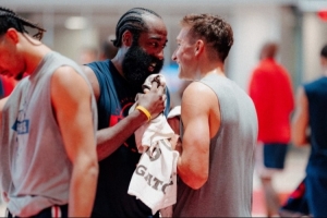 快船訓(xùn)練營第二天照片：哈登&博格丹喜笑顏開 小卡&保羅同框