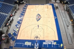 NBL曬鵜鶘澳大利亞賽地板鋪裝過程視頻！全是美國空運(yùn)來的！