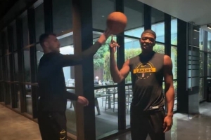 湖人轉(zhuǎn)球挑戰(zhàn)：里夫斯時(shí)間最長 八村塁轉(zhuǎn)球時(shí)被東契奇一把拍掉