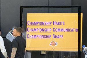 隊記曬湖人訓練營場邊標語：冠軍習慣 冠軍溝通 冠軍狀態(tài)