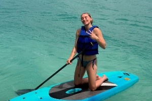 又美又颯！佩奇在社媒曬海邊度假美照 秀燒烤技藝