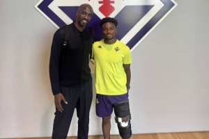 加納隊(duì)主帥阿多探望蘭普泰，球員十字韌帶撕裂接受手術(shù)