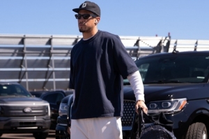 季前賽對陣湖人！太陽曬登機照：布克帥氣亮相 馬威橙色短褲亮眼