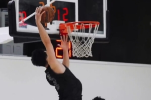 抵達(dá)美國(guó)！龍獅NBA季前賽備戰(zhàn)首場(chǎng)訓(xùn)練賽 尋找狀態(tài)激發(fā)潛能中