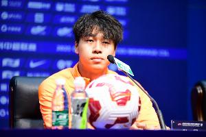 新秀+1！泰山小將齊千程參加賽前發(fā)布會(huì)，將進(jìn)入本輪中超比賽名單