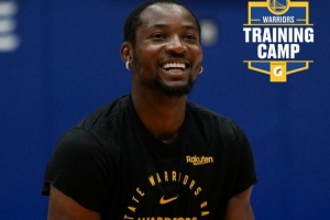 一個(gè)夏天的鬧劇結(jié)束！勇士曬庫(kù)明加訓(xùn)練照：笑容滿面 回歸正題