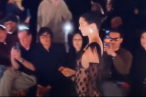 光彩奪目！肯達(dá)爾-詹娜性感走秀亮相巴黎時(shí)裝周