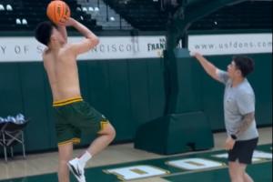 鉆研必殺技！王俊杰赤膊上身苦練金雞獨(dú)立翻身后仰跳投