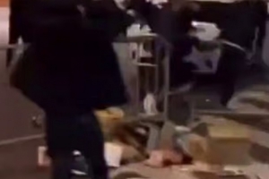 郵報(bào)：維拉和費(fèi)耶諾德球迷賽前斗毆，五名鹿特丹當(dāng)?shù)厝吮徊? >
                                        </div>
                                    </div>
                                                                        <div   id=